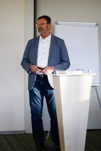 Dipl.-Ing. (FH) Jürgen Gänßmantel beim Vortrag bei Fassadendoktor-Strategie-Tagung