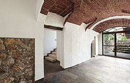 Kellergewölbe mit Eingang mit weißen, trockenen Wänden