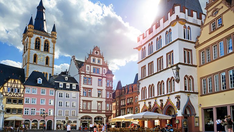 Alte Fassaden auf Marktplatz in Altstadt - Ort Trier – Hauptmarkt mit Sankt Gangolf und Steipe