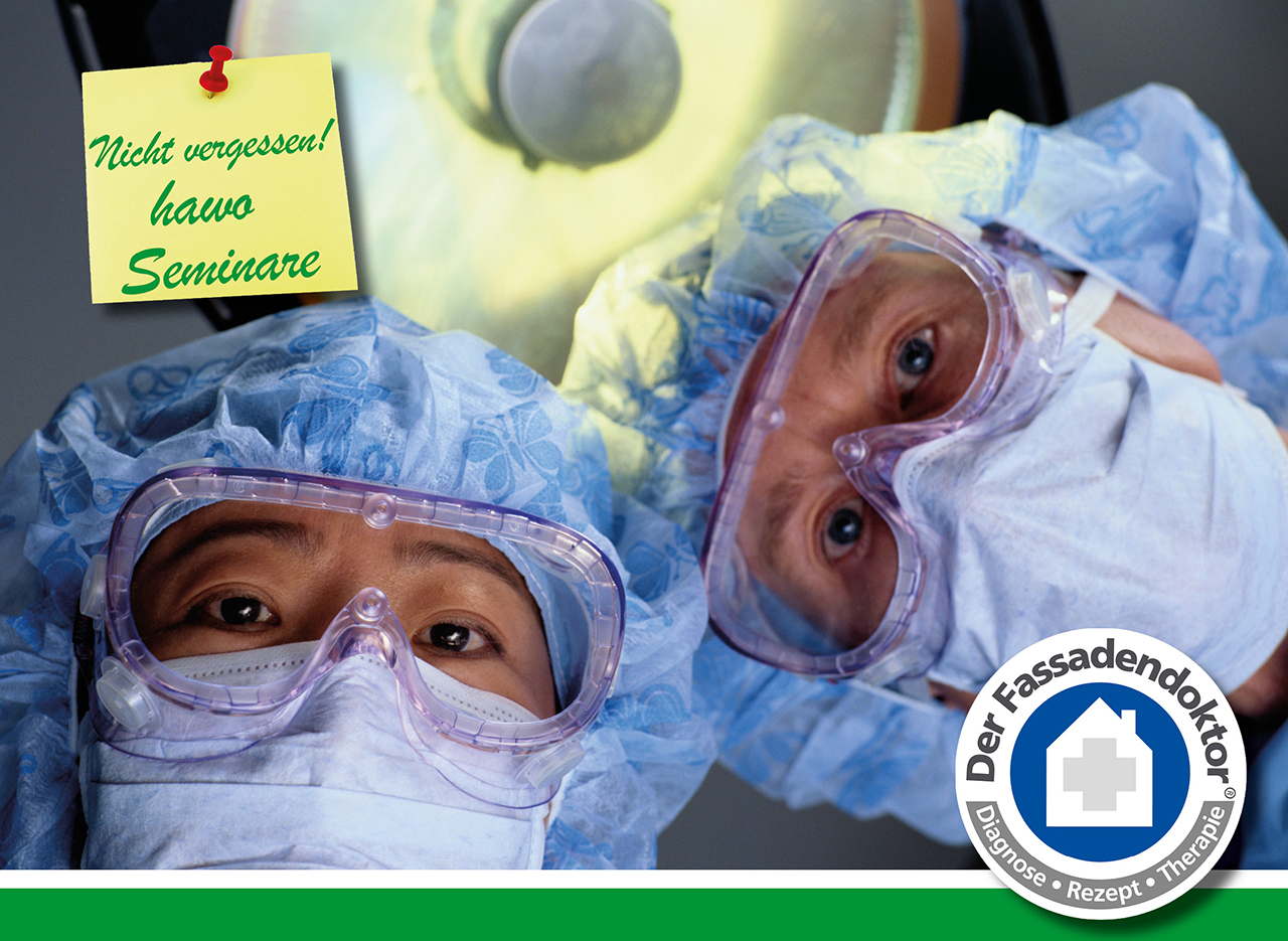Titelbild Seminarkalender 2024 mit 2 Ärzten, Fassadendoktor-Logo und Sticker Nicht vergessen