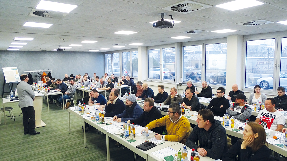 Uwe Farenkopf beim Vortrag mit sitzenden Seminarteilnehmer