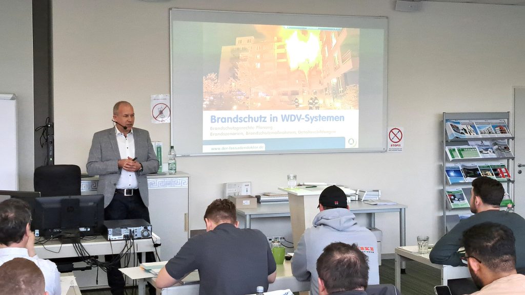 Referent Johannes Kopp und Teilnehmer der Fassadendoktor-Ausbildung 2024 Baustein 3 während Schulung