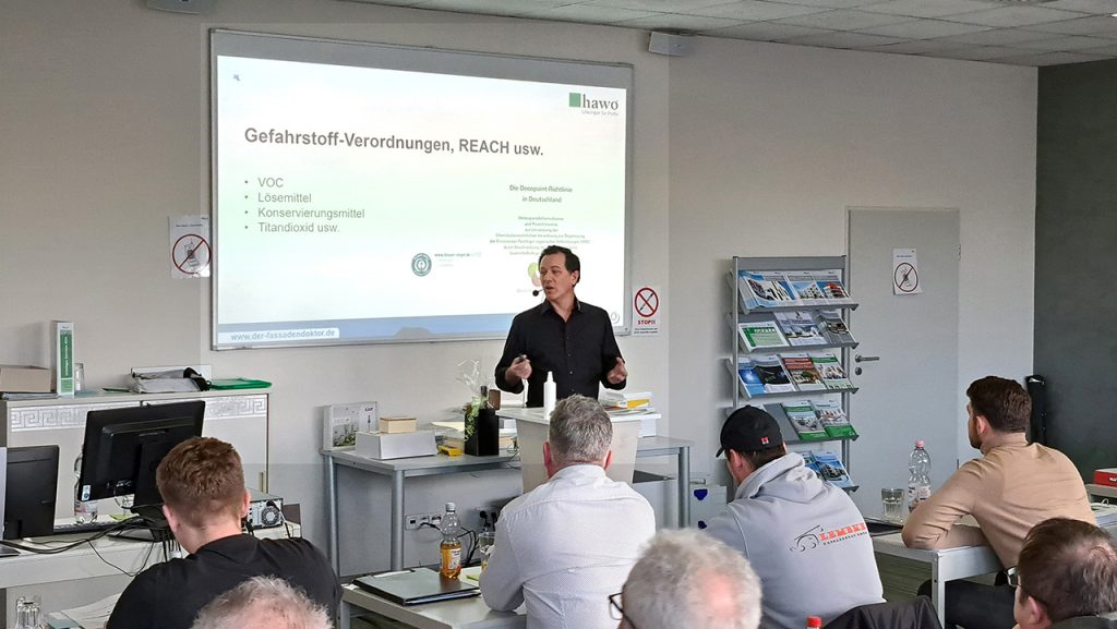 Referent Michael Knapheide beim Vortrag und Teilnehmer der Fassadendoktor-Ausbildung 2024 Baustein 4 während Schulung