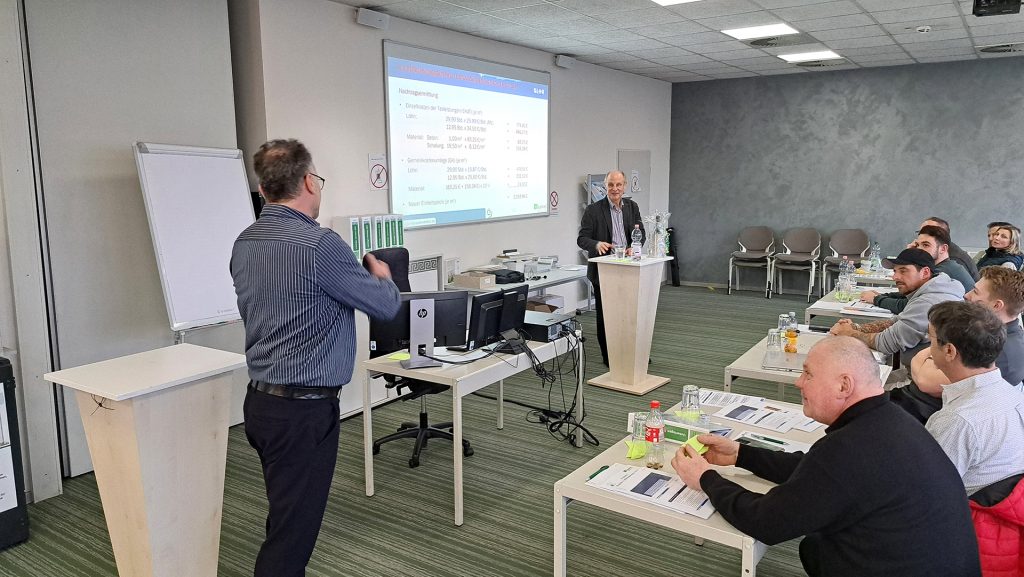 Referent Professor Lang, Stefan Winkler und Teilnehmer der Fassadendoktor-Ausbildung 2024 Baustein 3 während Schulung