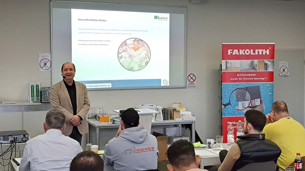 Referent Uwe Farenkopf und Teilnehmer der Fassadendoktor-Ausbildung 2024 Baustein 4 während Schulung