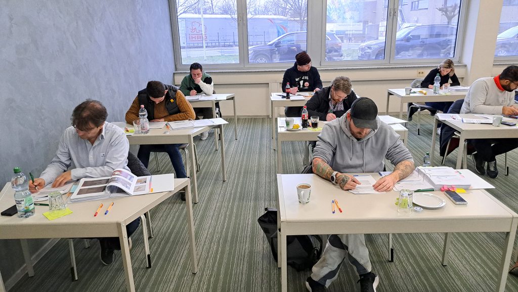 Prüfungsteilnehmer der Fassadendoktor-Ausbildung 2024 während der Prüfung