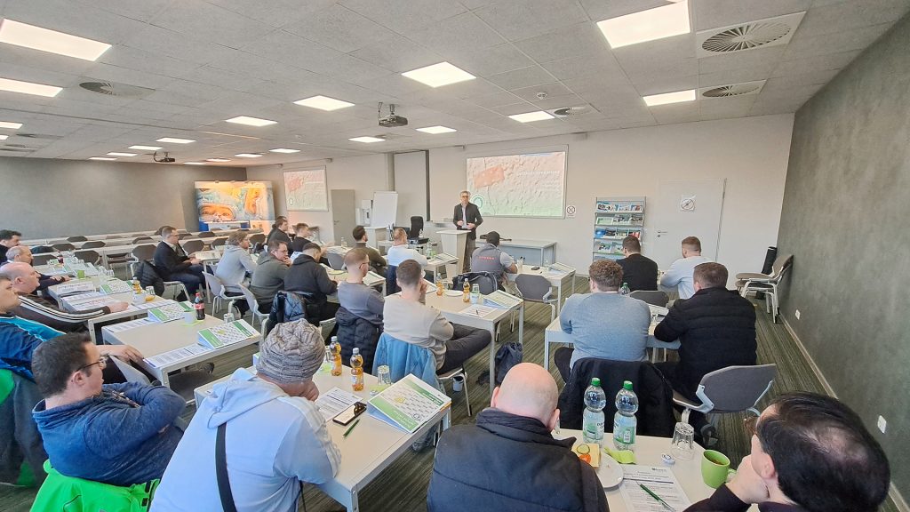 Referent Harry Luik und Teilnehmer der Fassadendoktor-Ausbildung 2024 Baustein 2 während Schulung