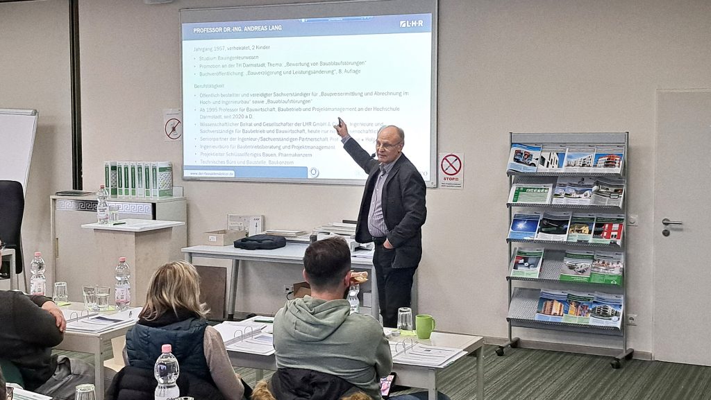 Referent Professor Lang und Teilnehmer der Fassadendoktor-Ausbildung 2024 Baustein 3 während Schulung