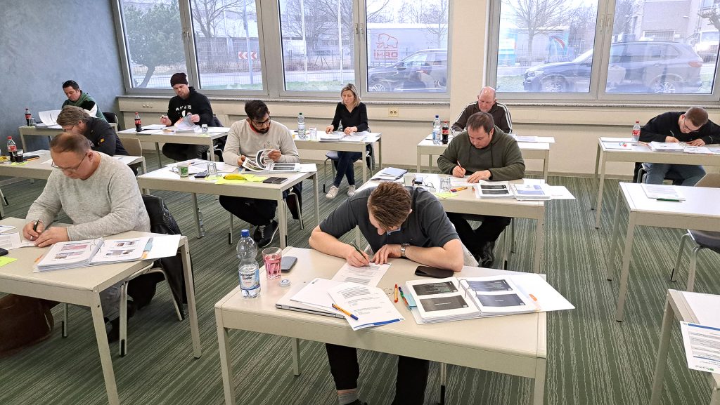 Prüfungsteilnehmer der Fassadendoktor-Ausbildung 2024 während der Prüfung