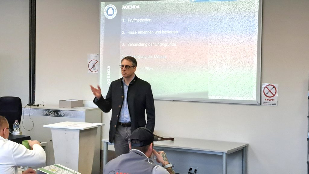 Referent Harry Luik und Teilnehmer der Fassadendoktor-Ausbildung 2024 Baustein 2 während Schulung