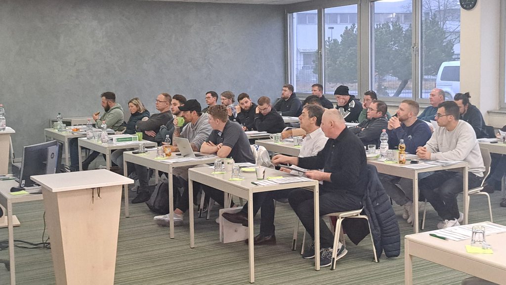 Referent Professor Lang und Teilnehmer der Fassadendoktor-Ausbildung 2024 Baustein 3 während Schulung