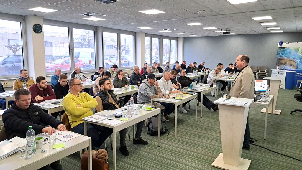 Referent Uwe Farenkopf und Teilnehmer der Fassadendoktor-Ausbildung 2024 Baustein 4 während Schulung