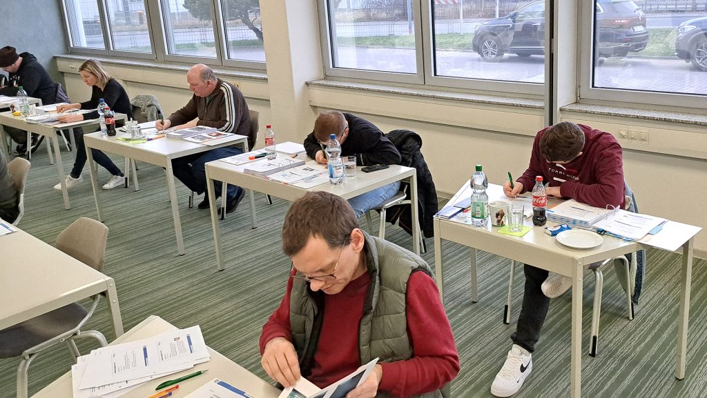 Prüfungsteilnehmer der Fassadendoktor-Ausbildung 2024 während der Prüfung
