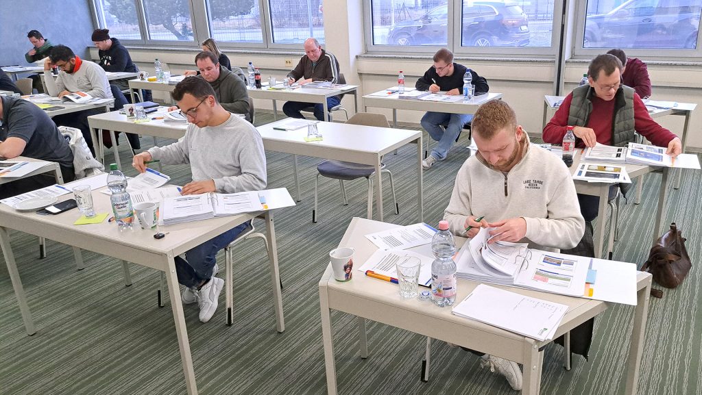 Prüfungsteilnehmer der Fassadendoktor-Ausbildung 2024 während der Prüfung