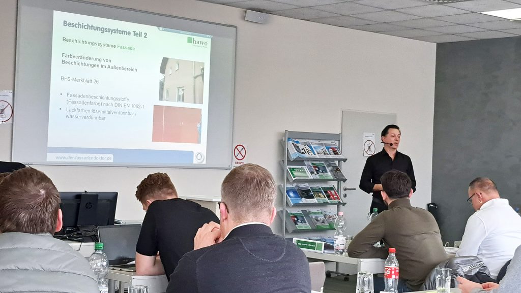 Referent Michael Knapheide und Teilnehmer der Fassadendoktor-Ausbildung 2024 Baustein 2 während Schulung