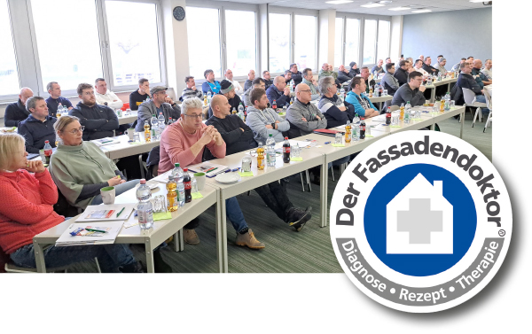Seminarteilnehmer im hawo-Schulungsraum mit Logo Nicht vergessen und Fassadendoktor-Logo